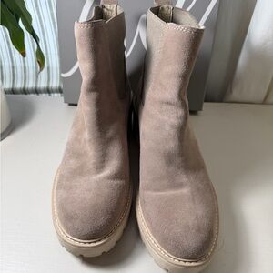 Dolce Vita Tan and Cream Design